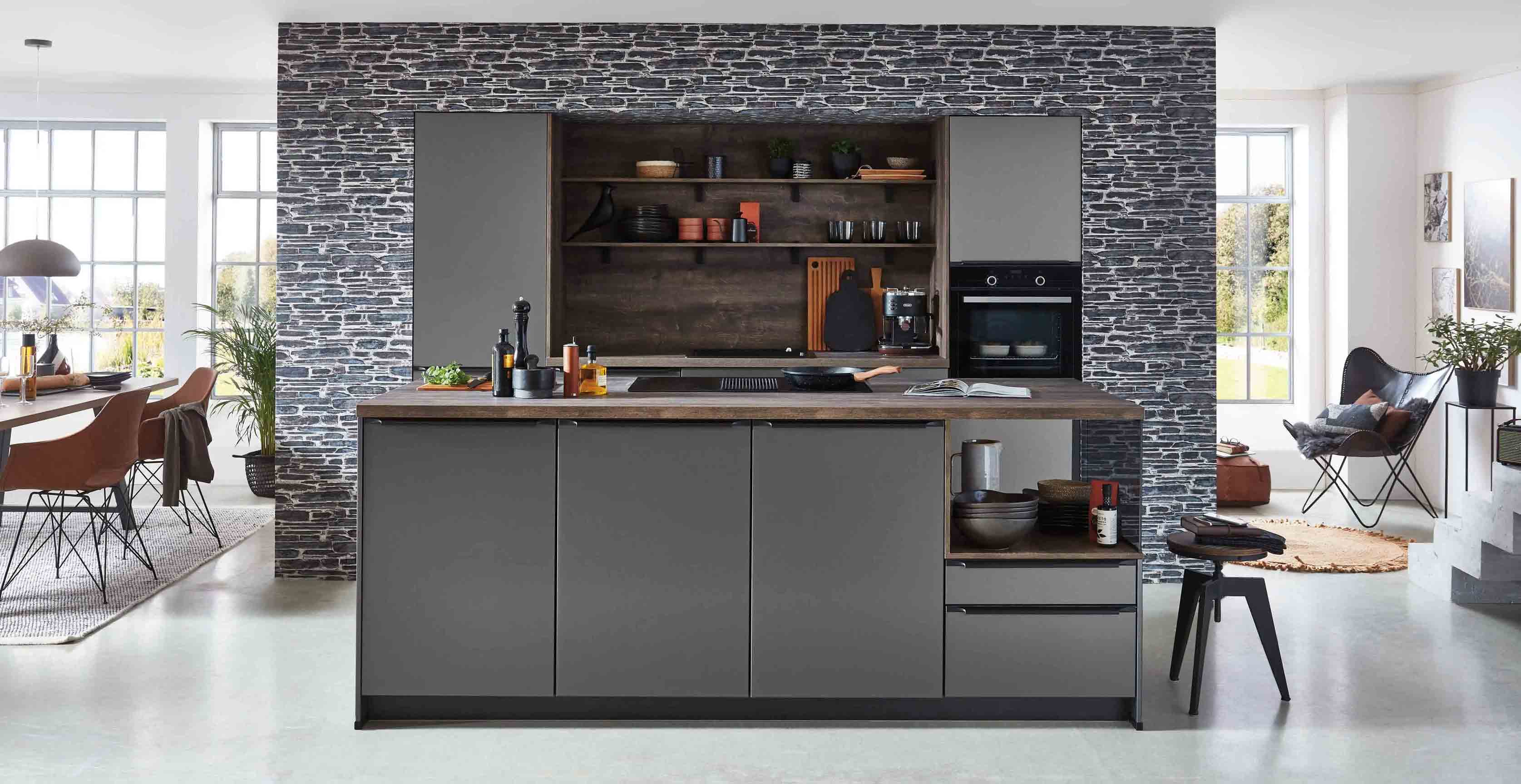 Moderne graue Küche mit Kücheninsel