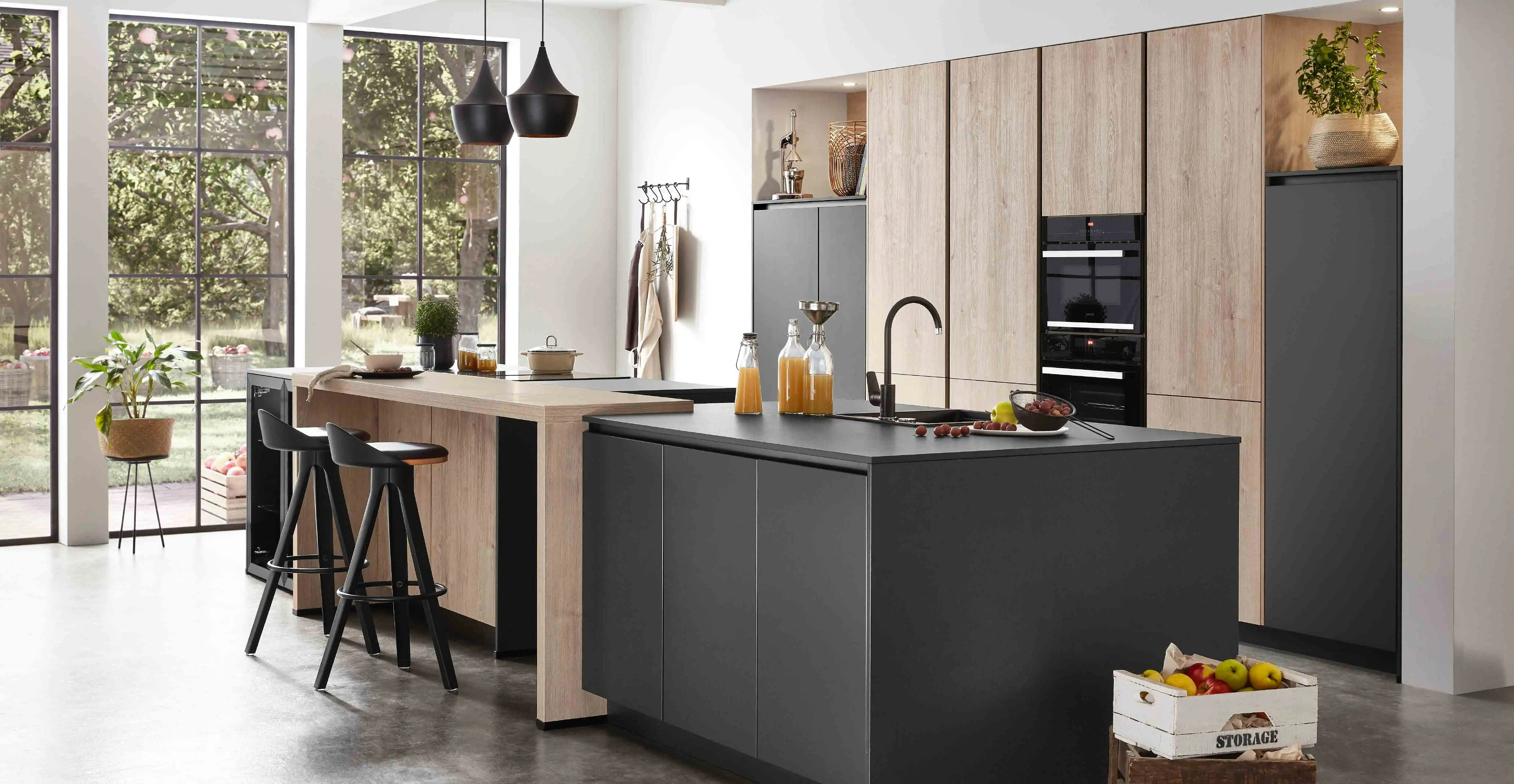 Moderne Küche mit Holzelementen