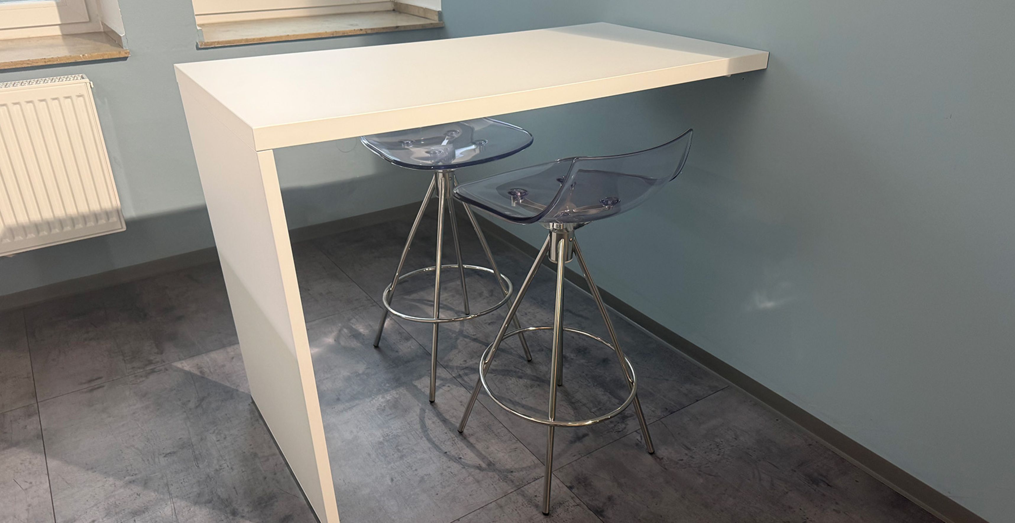 DUNB06_Hocker_mit_Theke.jpg