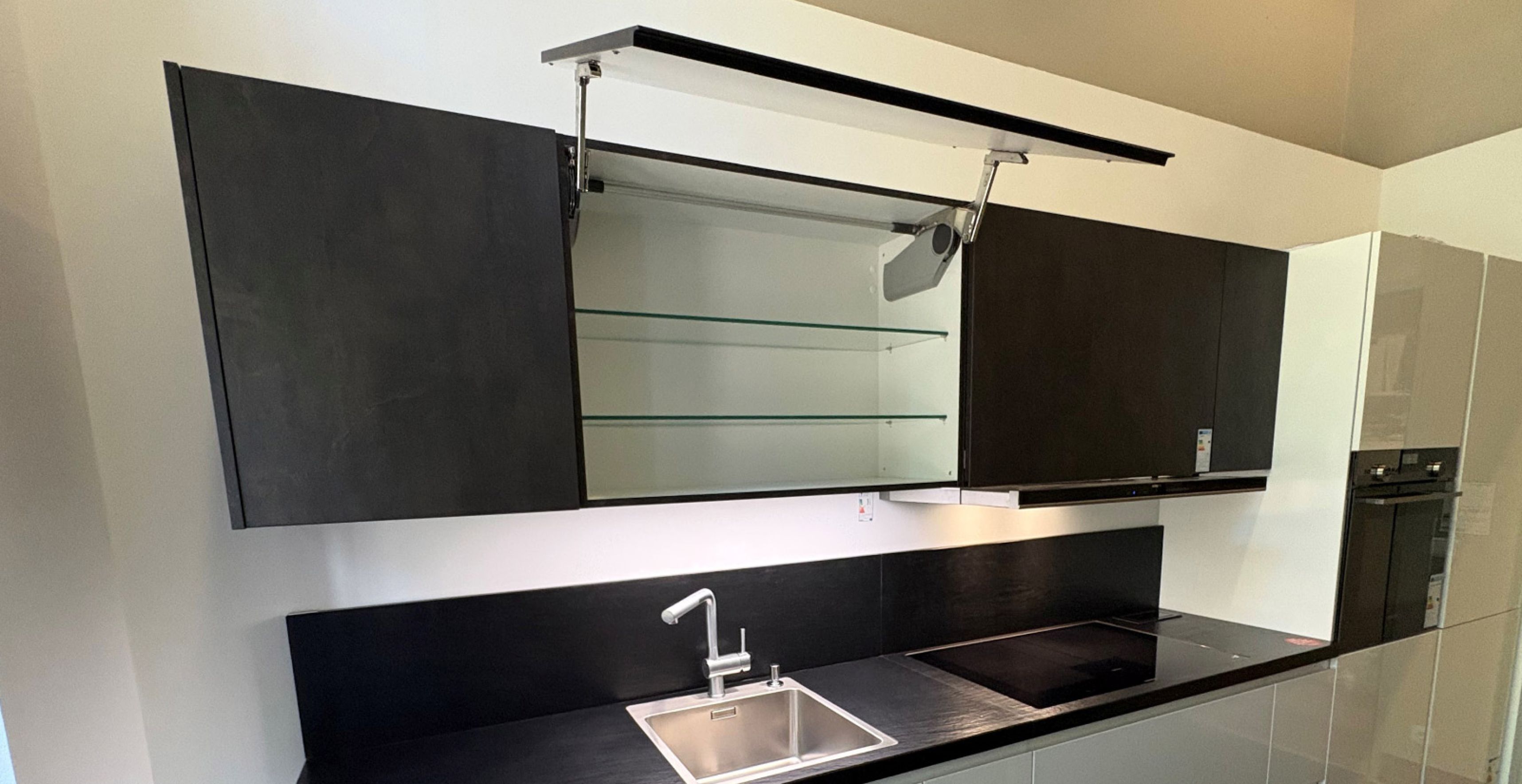 KP14_Oberschrank_offen.jpg