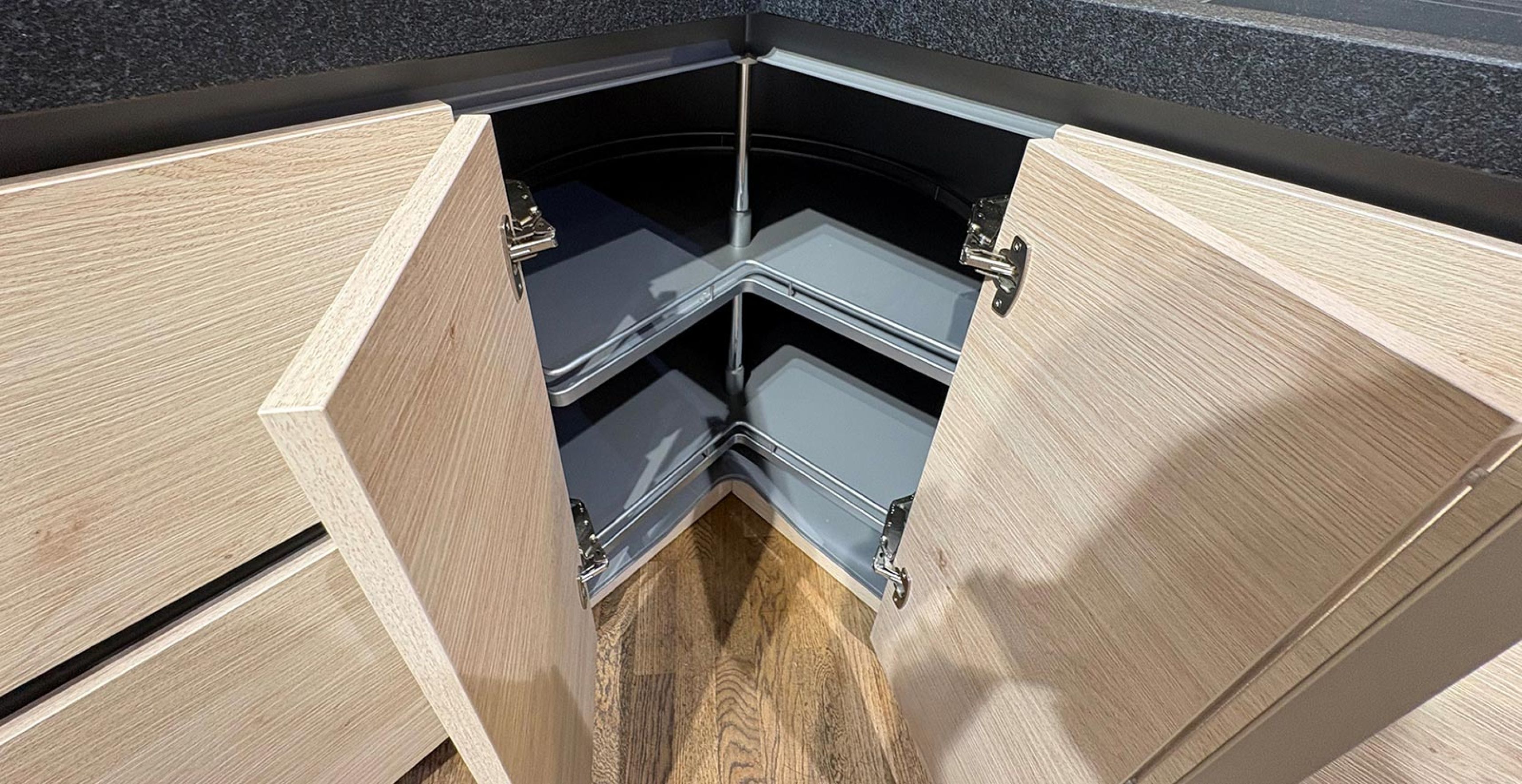 KN05_Eckschrank_offen.jpg