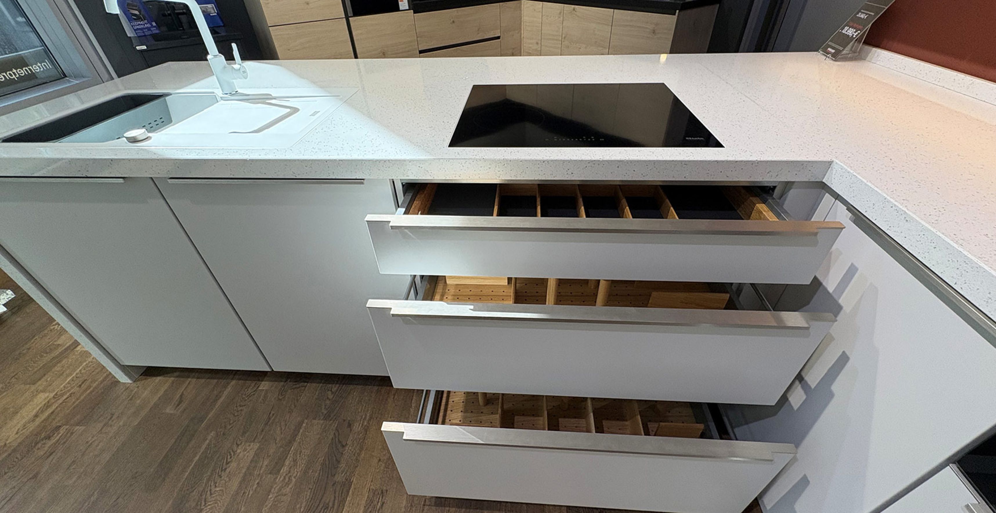 BHNB04_Kochfeldschrank_offen.jpg