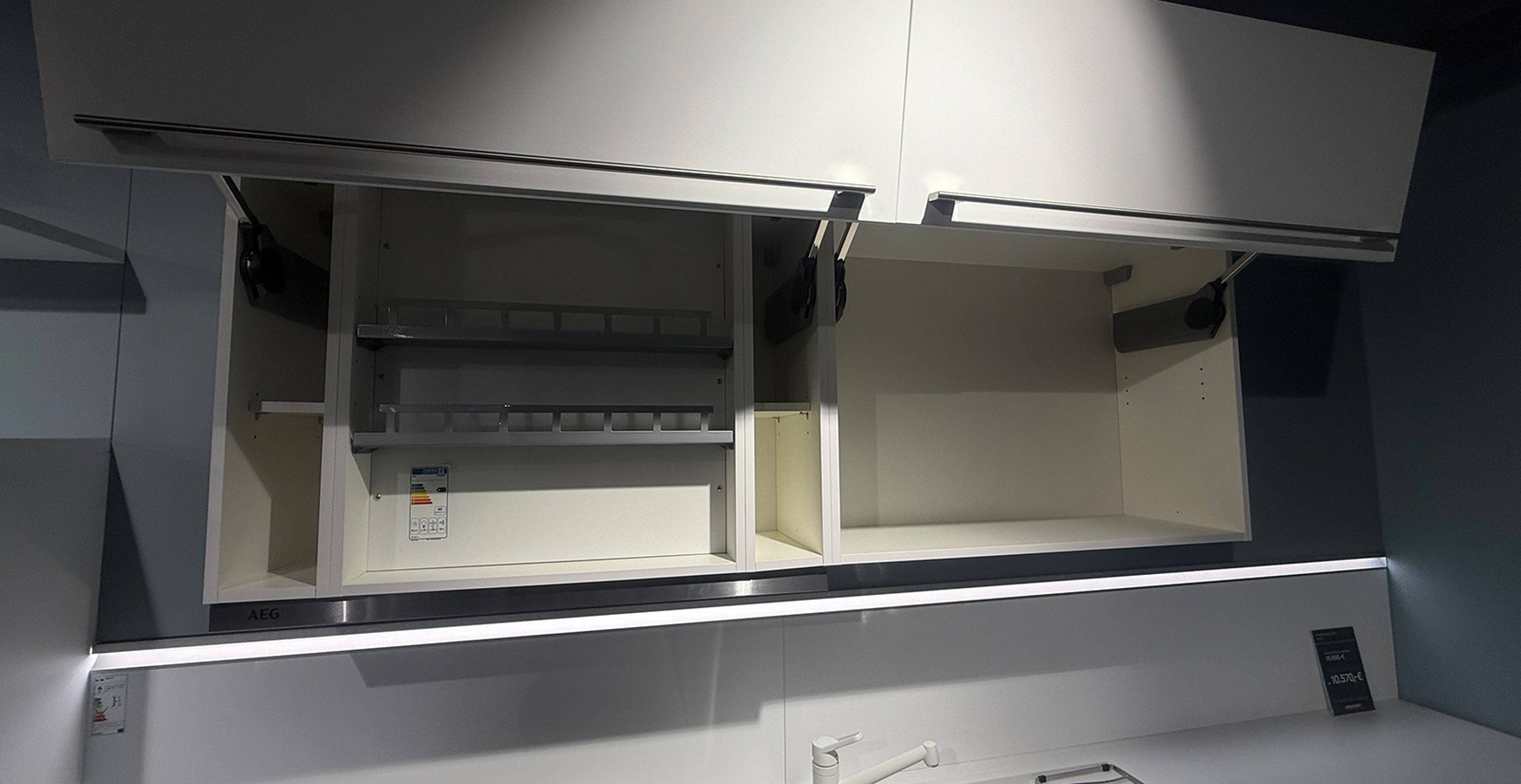 DUNB06_Hängeschrank_offen.jpg