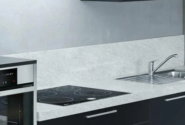 Nischenpaneel aus Granit als Spritzschutz