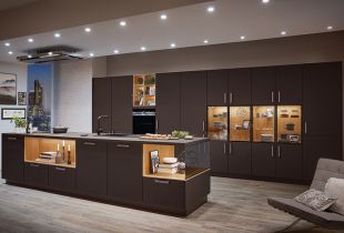 Marquardt Küchen: Dunkle Küche Mit Holzoptik Teaser