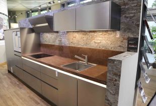 Moderne Küchenzeile in Edelstahloptik