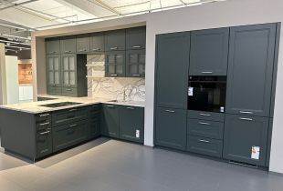 Grüne Küche in T-Form im Abverkauf aus der Küchenausstellung