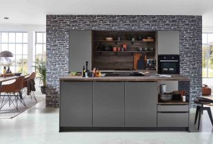 Dunkle Küche mit Kochinsel