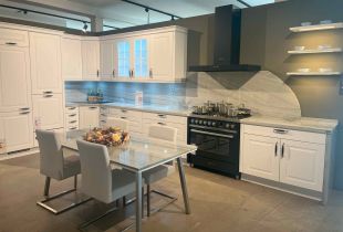 Weiße Landhausküche mit Neff Geräten und Steinarbeitsplatte