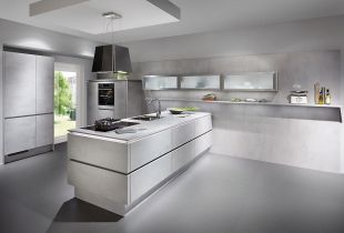 2-Zeilen Riva Betongrau mit Molino Oscuro Quarzstein