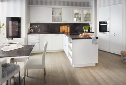 Moderne Küche Landhaus in weiss mit Naturstein Arbeitsplatte