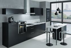 Schwarze Küche mit weißer Quarzstein Arbeitsplatte von Marquardt Küchen